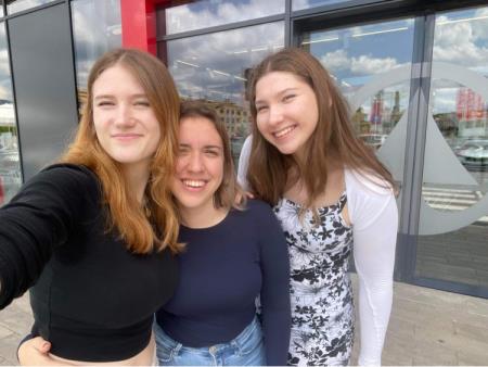 dijakinje Gimnazije Ravne, ki so razdeljevale brezplačen časopis